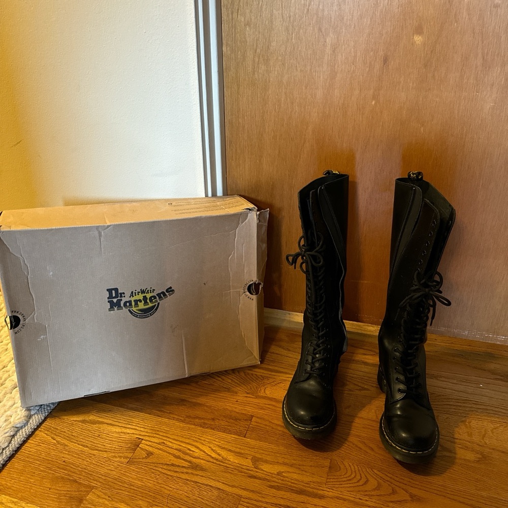 Dr Martens 1B60 smooth black leather boots